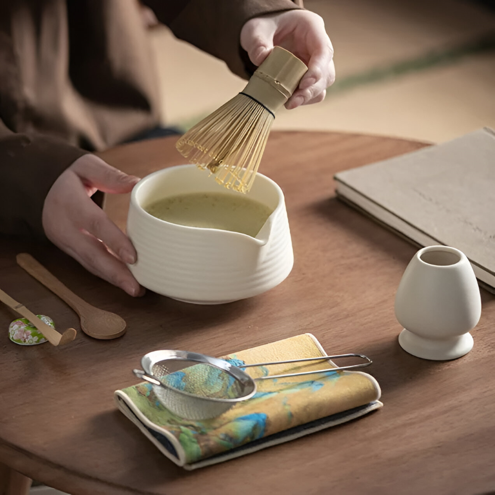 Elegant matcha teservis i keramik med traditionell chawan och bambuvisp för autentisk teceremoni.