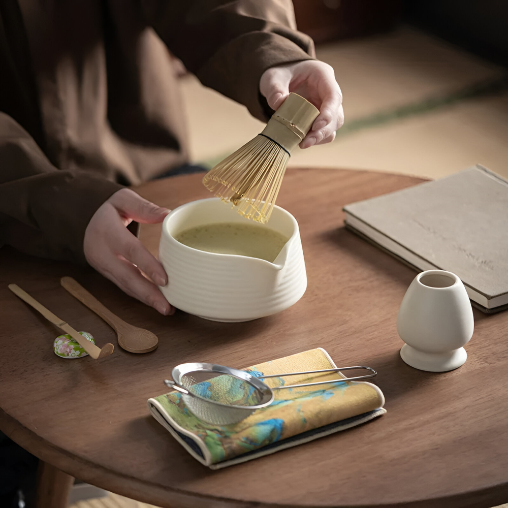 Detaljerat matchaset med chawan, visp, sked, teskål och tillbehör för komplett tedrickande upplevelse.