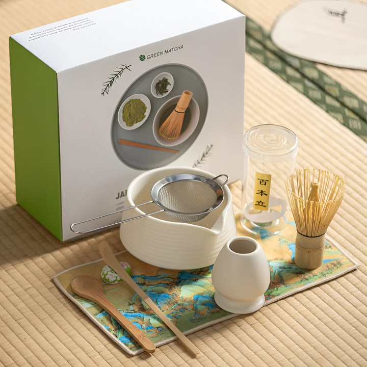 Traditionellt japanskt matcha teset med handgjord chawan och bambuvisp, idealiskt för tekultur.