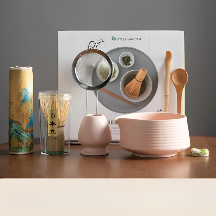 Vackert matcha-kit med all utrustning för den perfekta teceremonin, från visp till teskål.