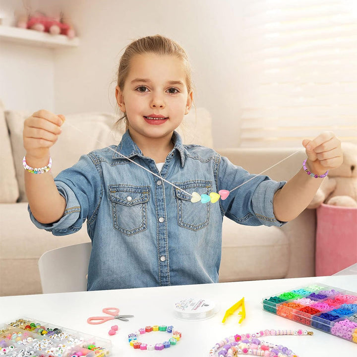 "Komplett DIY kit med 5520 färgglada polymerlerpärlor och verktyg för armbandstillverkning, för vuxna och barn."
