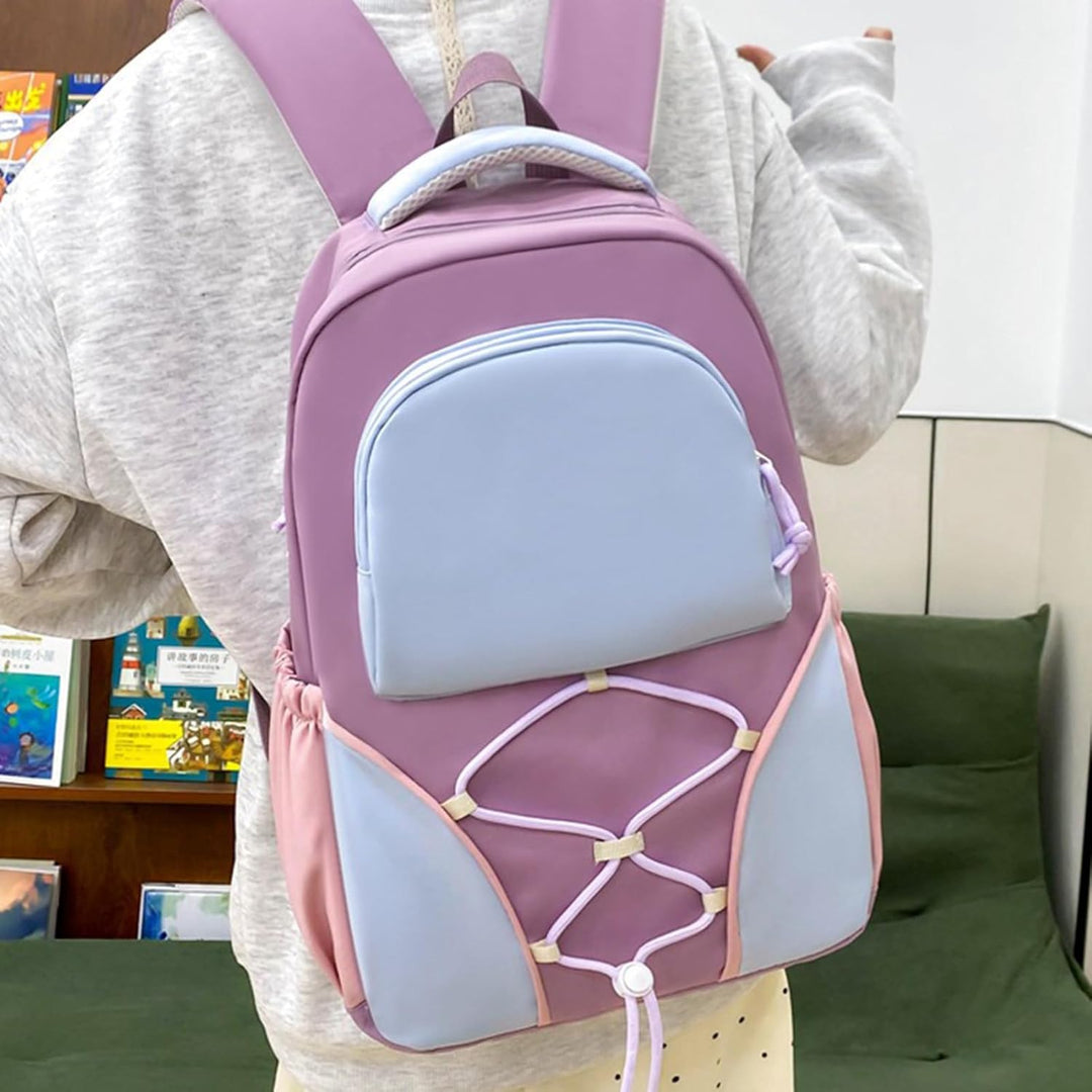 Lila studentryggsäck med stor volym och robusta dragkedjor, byggd för daglig användning i skolan.