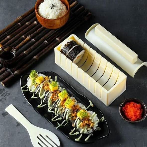 Person rullar maki-sushi med sushikitet. Enkel DIY sushi-tillverkning hemma, perfekt för matlagningsentusiaster.