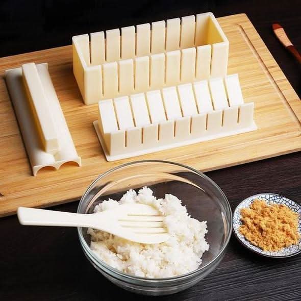 Detaljbild av sushikittets bambumatta och rissked. Viktiga köksredskap för att rulla egen sushi och japansk mat.