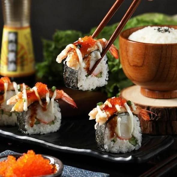Snyggt förpackat sushikit, en utmärkt presentidé för den som älskar japansk mat och DIY matlagning hemma.