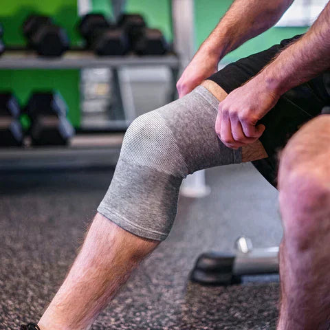 Närbild på kompressionsknäskydd i bambu som visar den mjuka, flexibla texturen. Ergonomisk design för stöd.