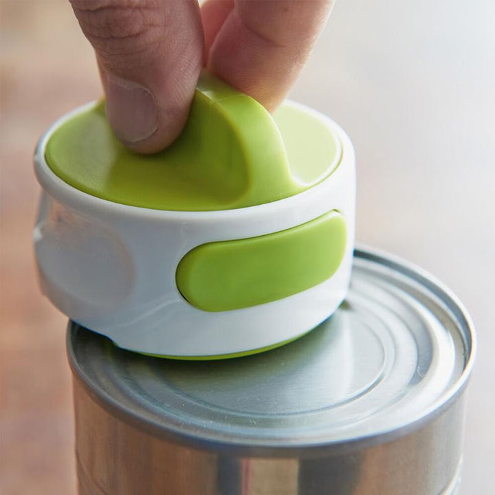 "Konservöppnare i rostfritt stål med ergonomiskt halkfritt handtag för säker och enkel öppning av burkar och flaskor."