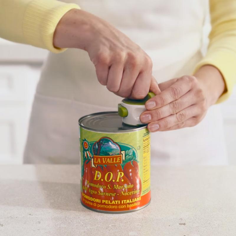 "Konservöppnare i rostfritt stål med ergonomiskt halkfritt handtag för säker och enkel öppning av burkar och flaskor."