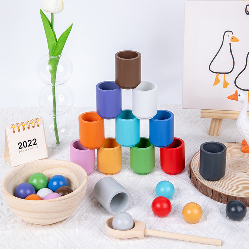 "Kopp-och-boll leksak Montessori färgglad med träkoppar och bollar för barn, stödjer motoriska färdigheter och färglära."