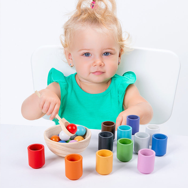 "Kopp-och-boll leksak Montessori färgglad med träkoppar och bollar för barn, stödjer motoriska färdigheter och färglära."