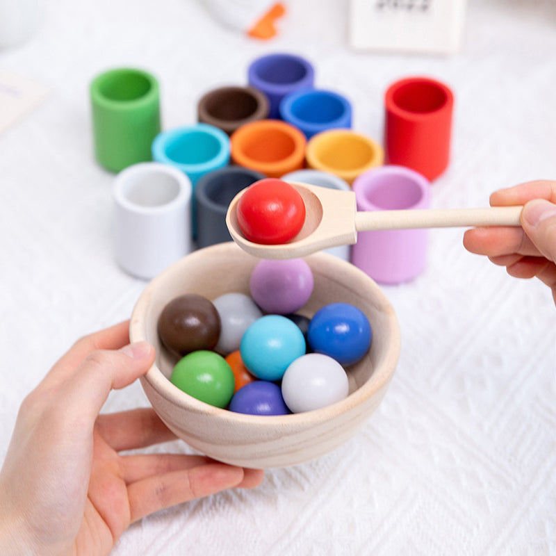 "Kopp-och-boll leksak Montessori färgglad med träkoppar och bollar för barn, stödjer motoriska färdigheter och färglära."