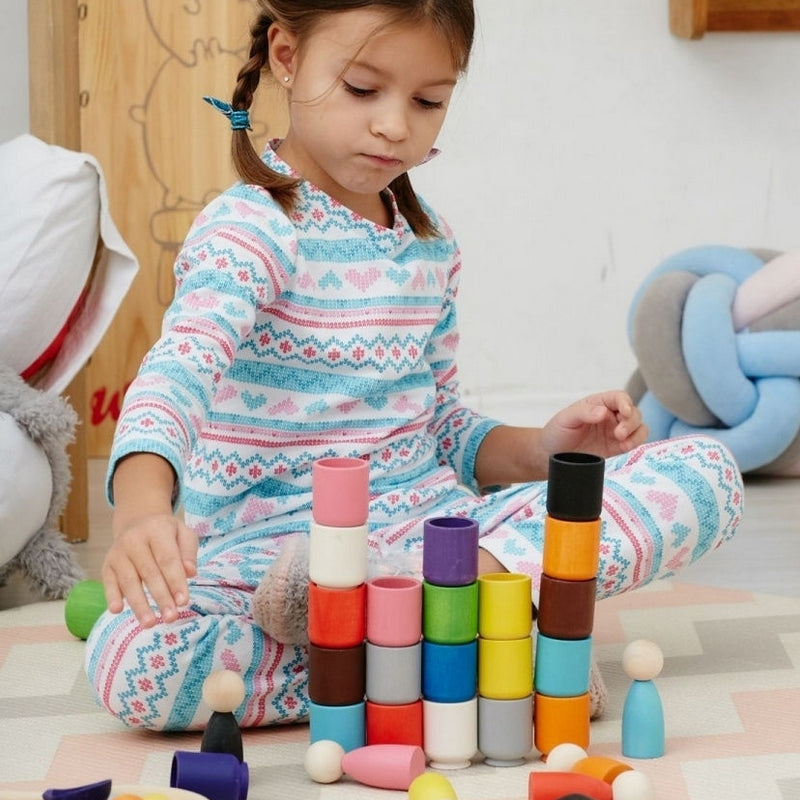 "Kopp-och-boll leksak Montessori färgglad med träkoppar och bollar för barn, stödjer motoriska färdigheter och färglära."