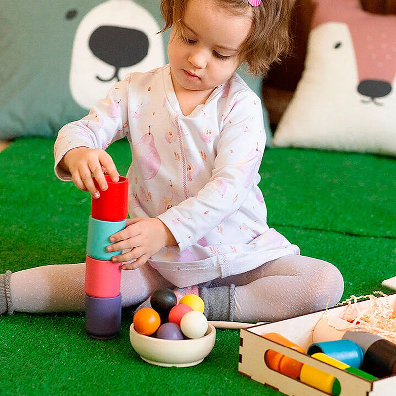 "Kopp-och-boll leksak Montessori färgglad med träkoppar och bollar för barn, stödjer motoriska färdigheter och färglära."