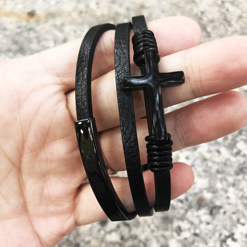 "Korsflätat flerlagers läderarmband för män, elegant och trendig design, svart, grå och guld, stil och komfort."