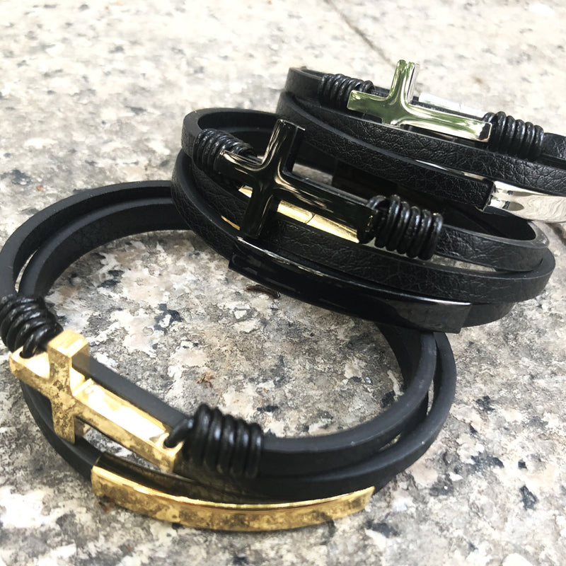 "Korsflätat flerlagers läderarmband för män, elegant och trendig design, svart, grå och guld, stil och komfort."