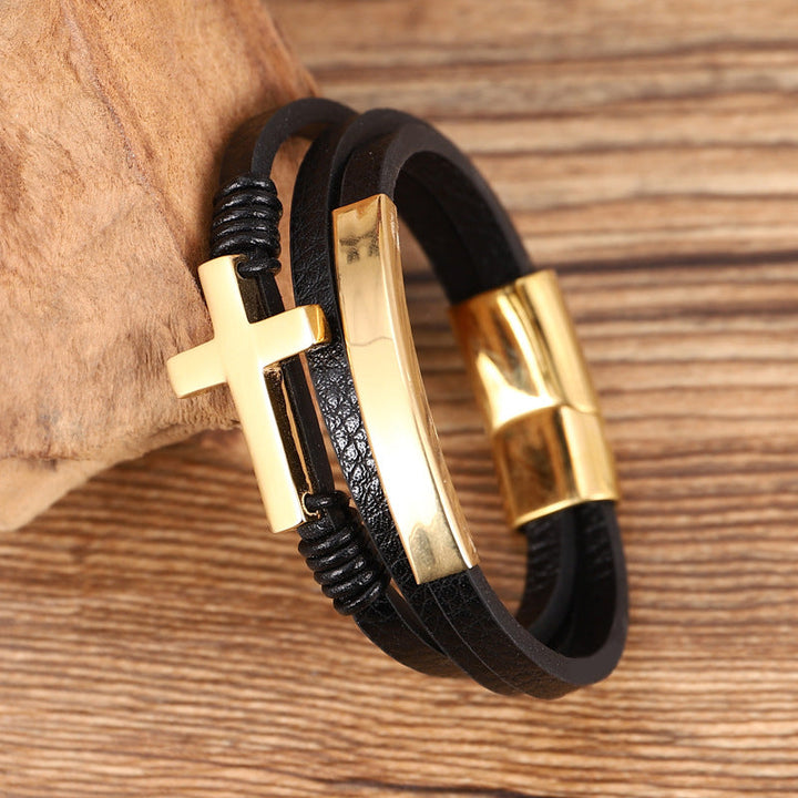 "Korsflätat flerlagers läderarmband för män, elegant och trendig design, svart, grå och guld, stil och komfort."