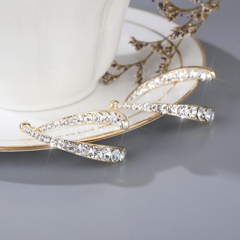 "Korsformade kvinnliga örhängen i rostfritt stål, elegant design i silver och guld, hypoallergen och tidlös stil."