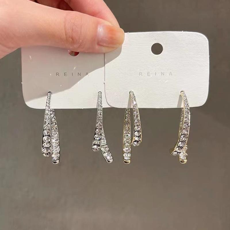 "Korsformade kvinnliga örhängen i rostfritt stål, elegant design i silver och guld, hypoallergen och tidlös stil."