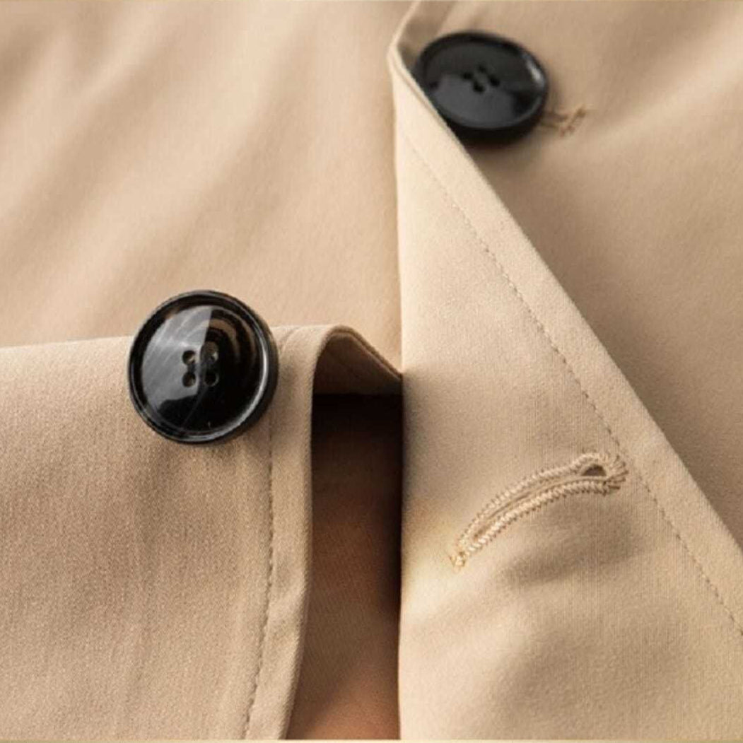 Kvinnlig höstjacka i trenchcoatmodell, kort längd, en klassiker för stilmedvetna kvinnor.