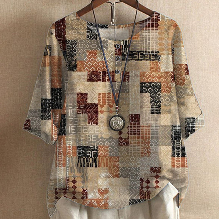 "Kortärmad dam t-shirt med retrotryck i moderna färger, rund hals och korta ärmar för stil och komfort."