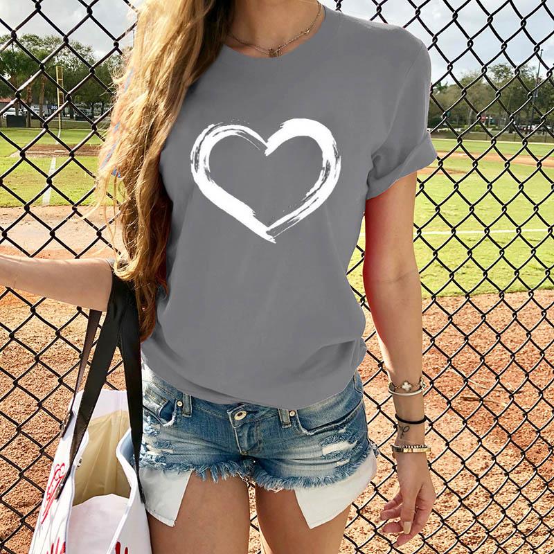 "Kortärmad dam T-shirt med stort hjärttryck i fem färger; svart, grå, röd, rosa, grön för en lekfull stil."