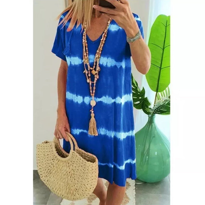 Kortärmad damklänning med färgglad tie-dye och V-ringning. Perfekt för sommar, knälängd och mjukt, andningsbart tyg.