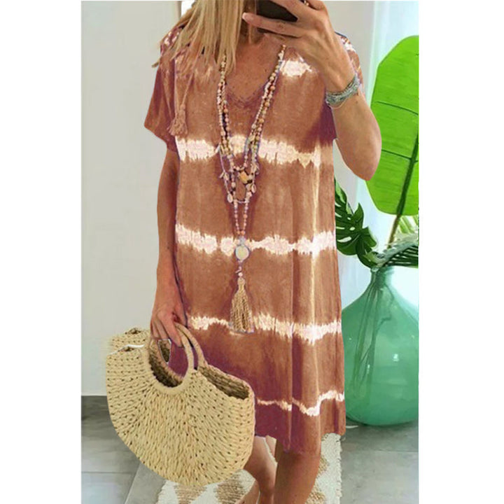 Kortärmad damklänning med färgglad tie-dye och V-ringning. Perfekt för sommar, knälängd och mjukt, andningsbart tyg.