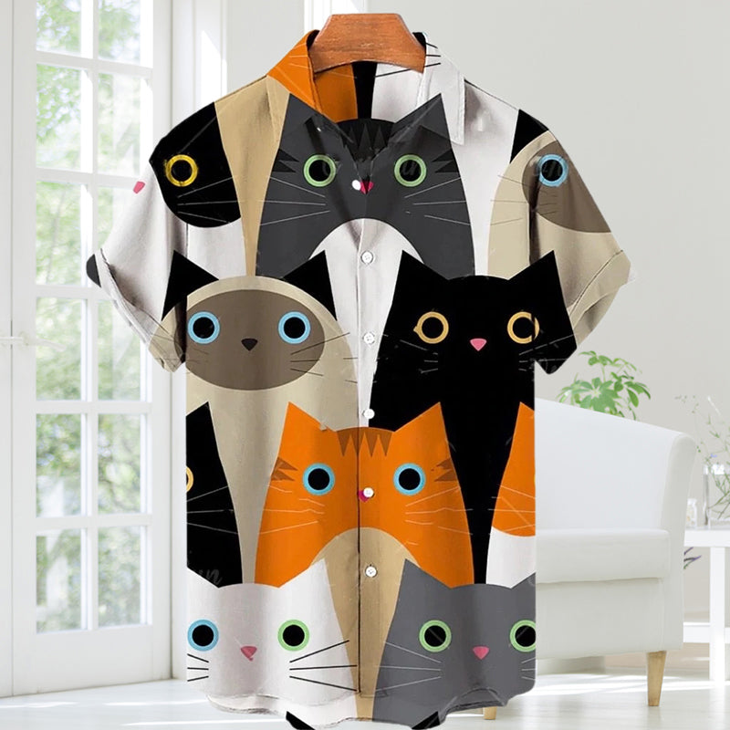 "Kortärmad herrskjorta i polyester med färgglatt katttryck och nedfällbar krage för en trendig stil."