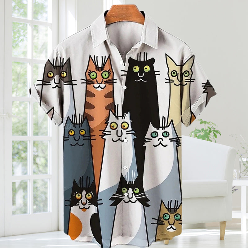"Kortärmad herrskjorta i polyester med färgglatt katttryck och nedfällbar krage för en trendig stil."