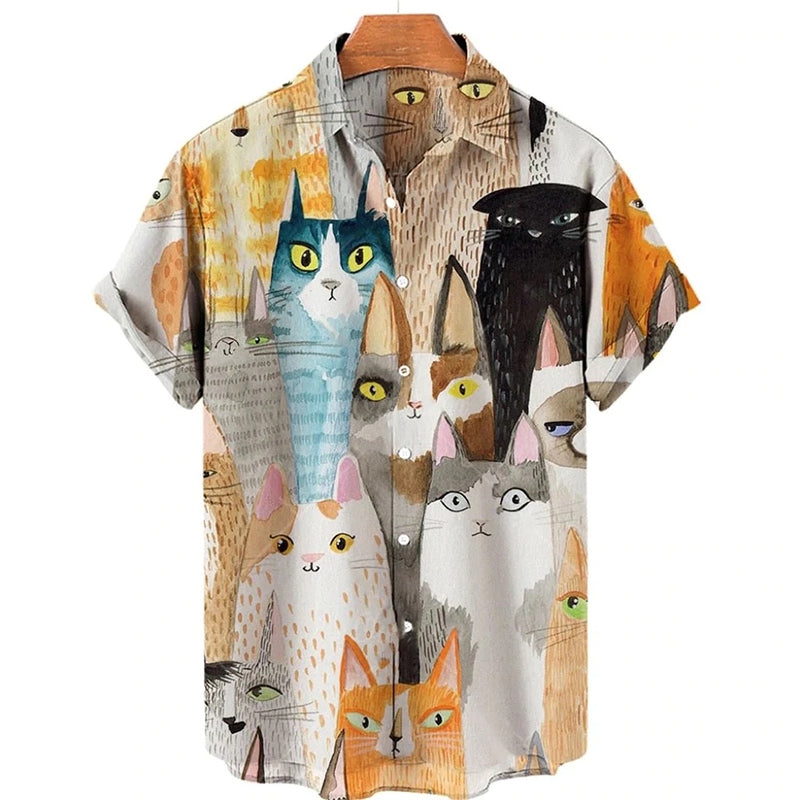 "Kortärmad herrskjorta i polyester med färgglatt katttryck och nedfällbar krage för en trendig stil."