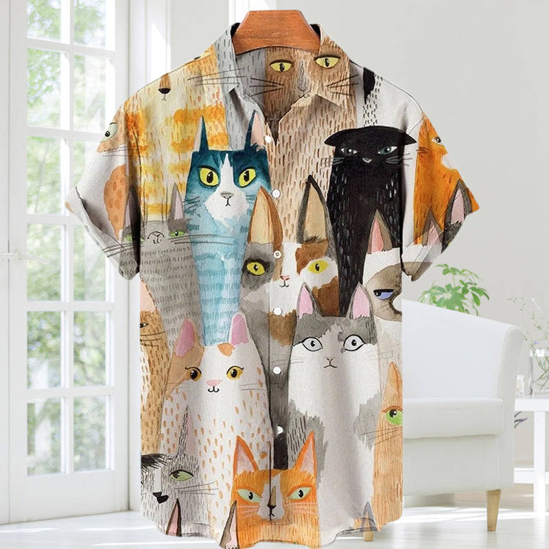 "Kortärmad herrskjorta i polyester med färgglatt katttryck och nedfällbar krage för en trendig stil."