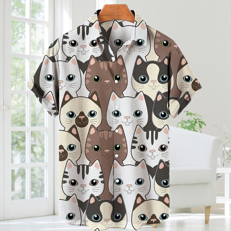 "Kortärmad herrskjorta i polyester med färgglatt katttryck och nedfällbar krage för en trendig stil."