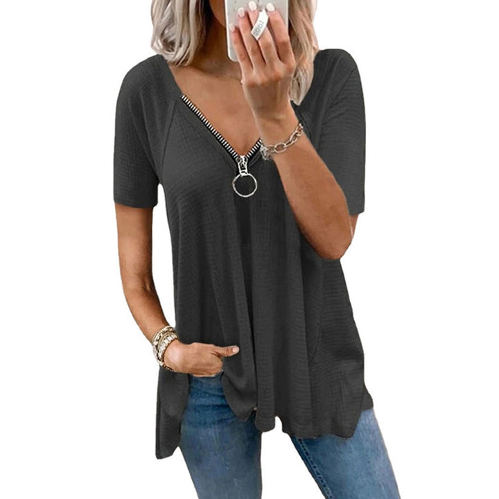 "Kortärmad kvinnlig T-shirt med V-ringning och dragkedjedetalj, stilren och bekväm för dagligt bruk i alla sammanhang."