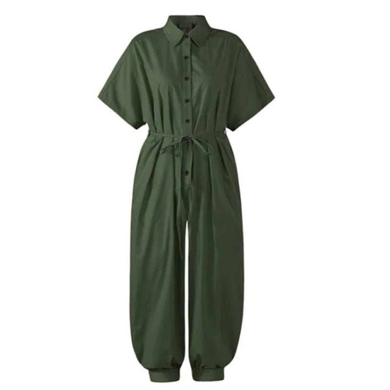 Kortärmad polyester jumpsuit med knäppning och livfulla tryck, perfekta för sommardagar och casual stil.