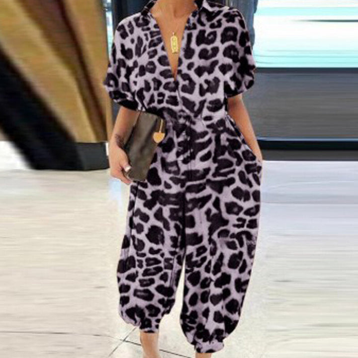 Kortärmad polyester jumpsuit med knäppning och livfulla tryck, perfekta för sommardagar och casual stil.