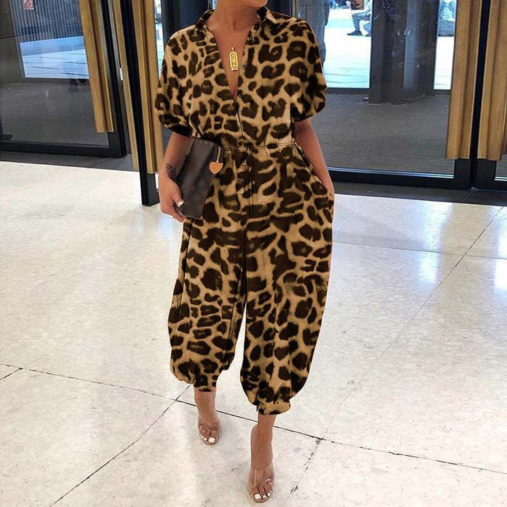 Kortärmad polyester jumpsuit med knäppning och livfulla tryck, perfekta för sommardagar och casual stil.