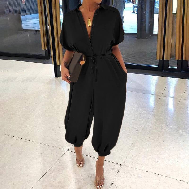 Kortärmad polyester jumpsuit med knäppning och livfulla tryck, perfekta för sommardagar och casual stil.