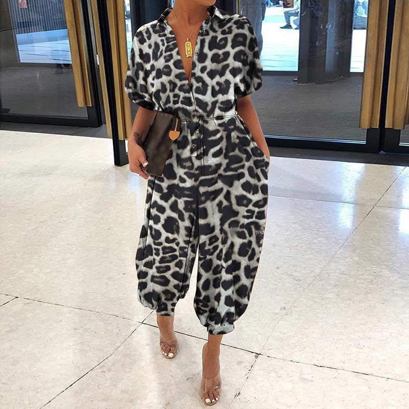 Kortärmad polyester jumpsuit med knäppning och livfulla tryck, perfekta för sommardagar och casual stil.