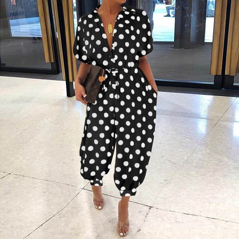 Kortärmad polyester jumpsuit med knäppning och livfulla tryck, perfekta för sommardagar och casual stil.