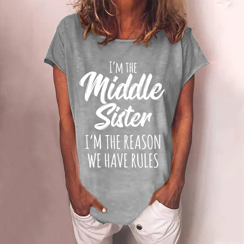 Kortärmad T-shirt för damer med systermotiv i mjuk bomull, rund halsringning, och olika färger; perfekt för vardagsbruk.
