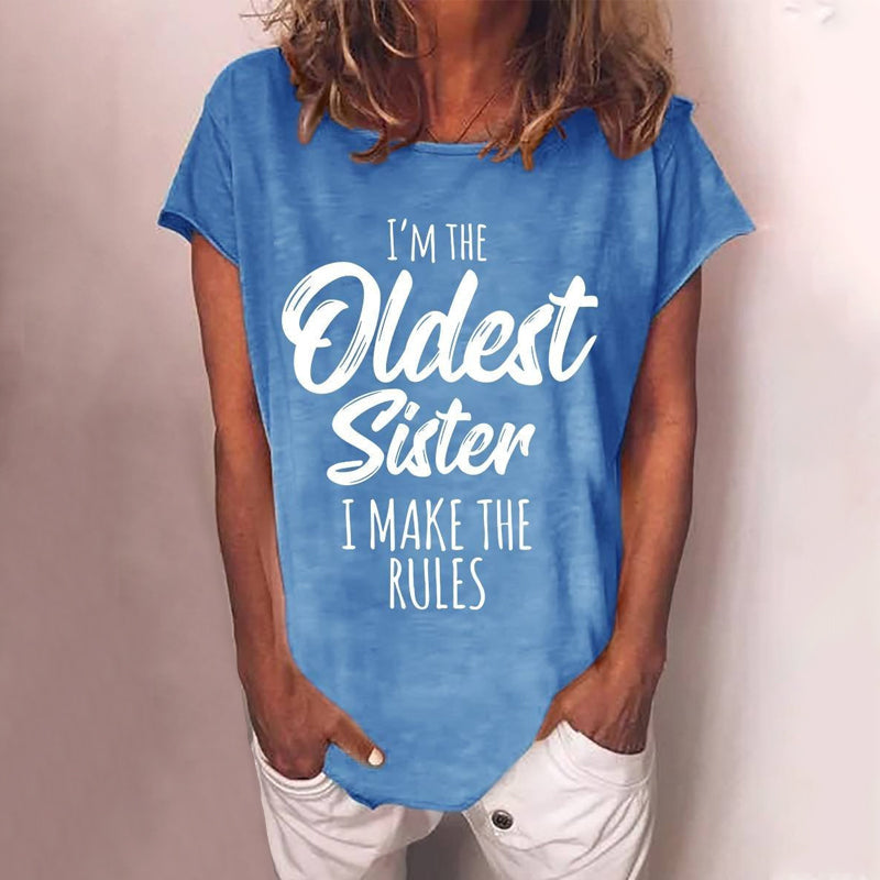 Kortärmad T-shirt för damer med systermotiv i mjuk bomull, rund halsringning, och olika färger; perfekt för vardagsbruk.