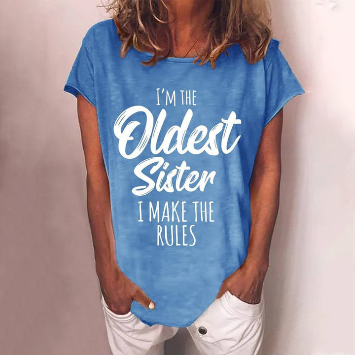 Kortärmad T-shirt för damer med systermotiv i mjuk bomull, rund halsringning, och olika färger; perfekt för vardagsbruk.