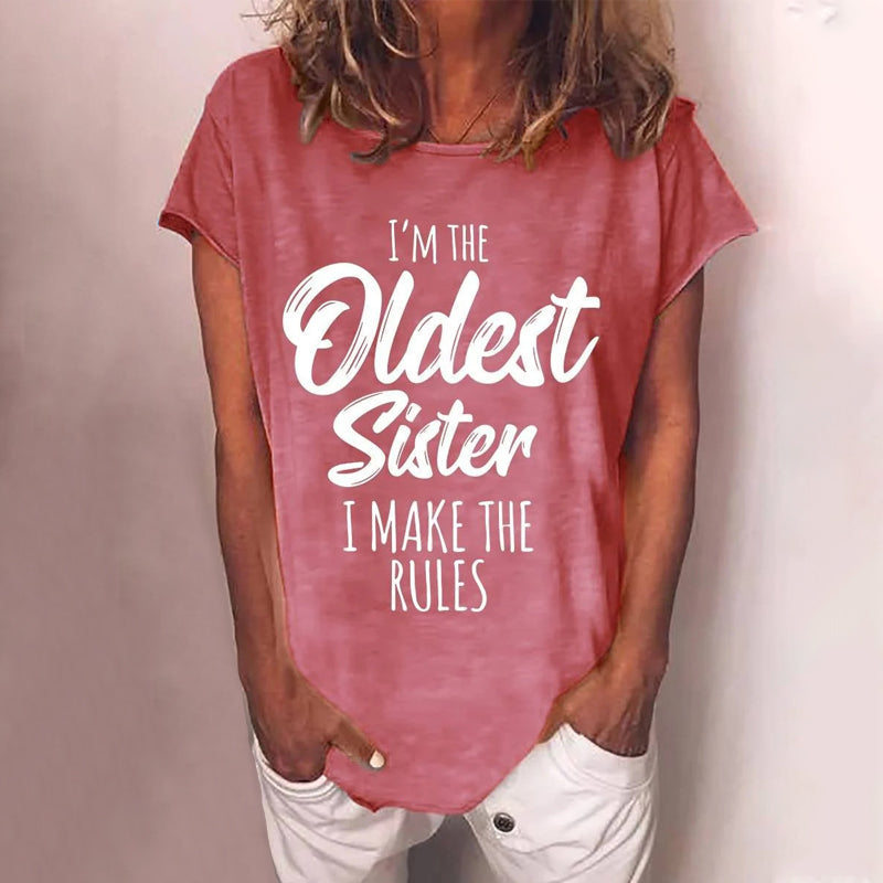 Kortärmad T-shirt för damer med systermotiv i mjuk bomull, rund halsringning, och olika färger; perfekt för vardagsbruk.