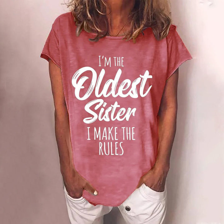Kortärmad T-shirt för damer med systermotiv i mjuk bomull, rund halsringning, och olika färger; perfekt för vardagsbruk.