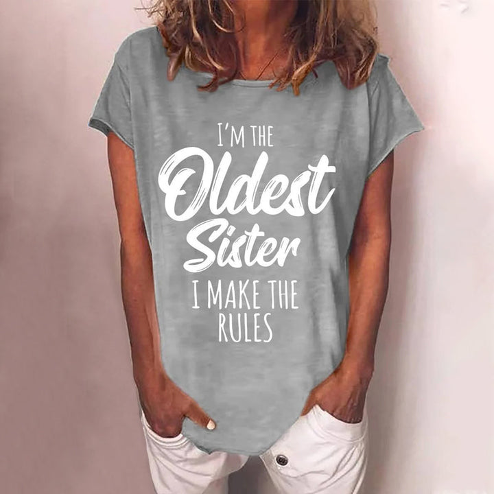 Kortärmad T-shirt för damer med systermotiv i mjuk bomull, rund halsringning, och olika färger; perfekt för vardagsbruk.