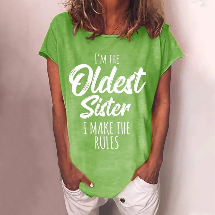 Kortärmad T-shirt för damer med systermotiv i mjuk bomull, rund halsringning, och olika färger; perfekt för vardagsbruk.
