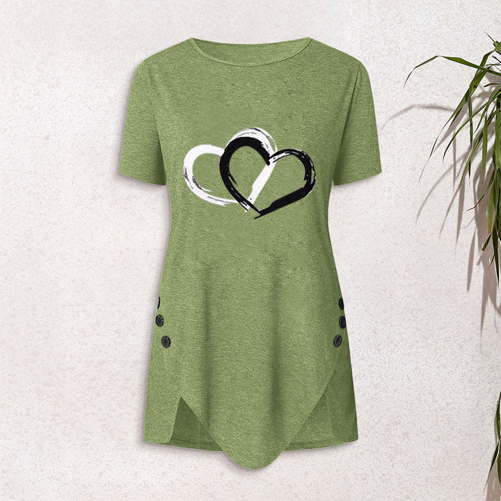 "Kortärmad t-shirt med hjärtmönster, rund hals och avslappnad passform för dam, perfekt för våren och sommaren."