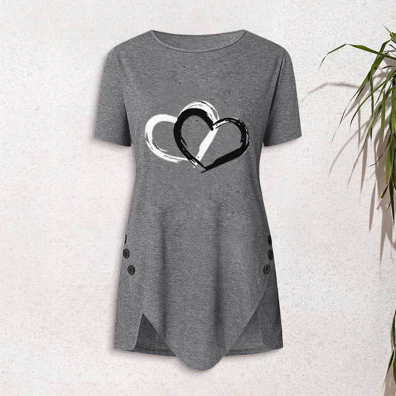 "Kortärmad t-shirt med hjärtmönster, rund hals och avslappnad passform för dam, perfekt för våren och sommaren."