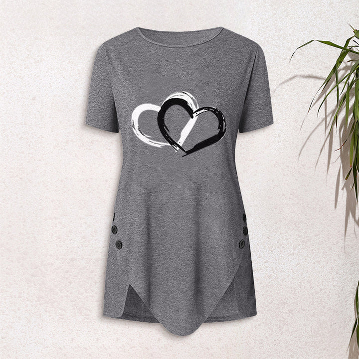 "Kortärmad t-shirt med hjärtmönster, rund hals och avslappnad passform för dam, perfekt för våren och sommaren."
