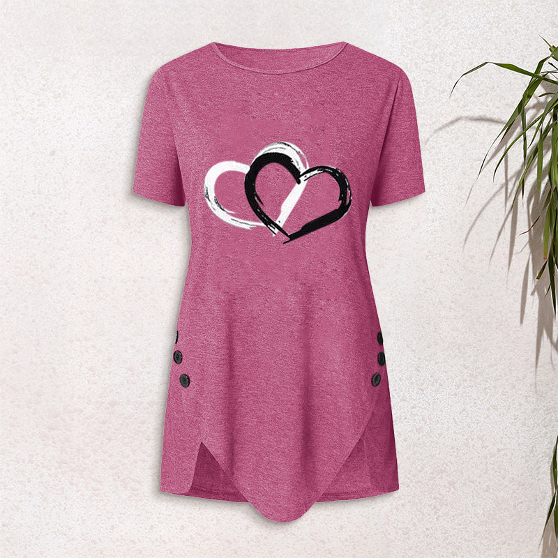 "Kortärmad t-shirt med hjärtmönster, rund hals och avslappnad passform för dam, perfekt för våren och sommaren."